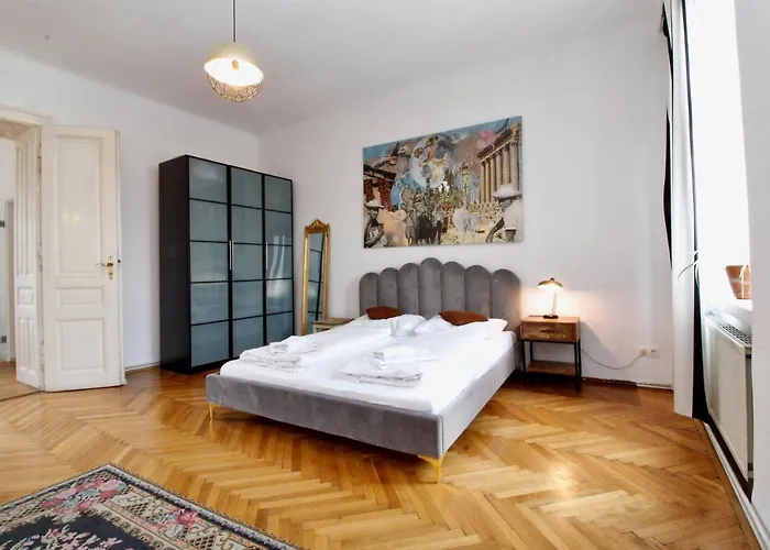 Bright Elegant Flat In Center Apartment *