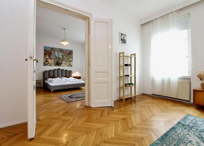 Bright Elegant Flat In Center *