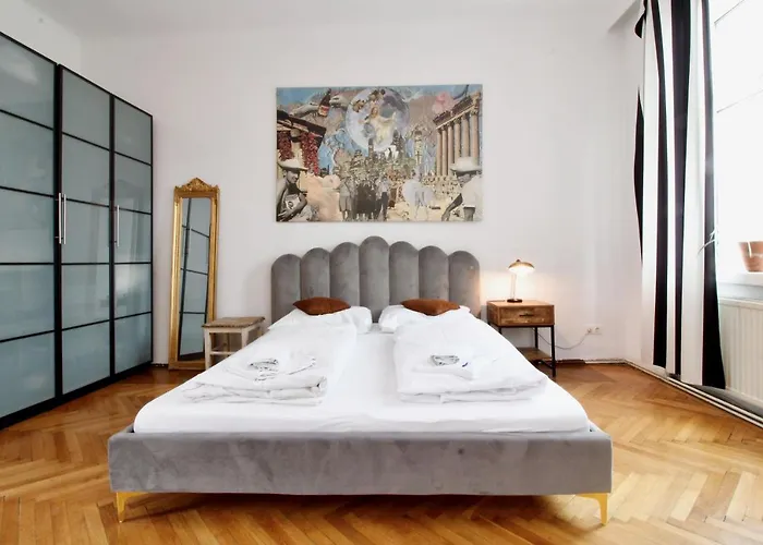 Bright Elegant Flat In Center