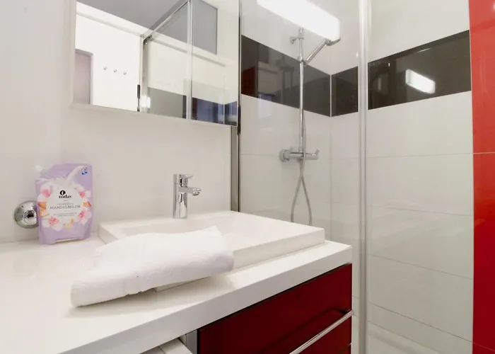 Bright Elegant Flat In Center